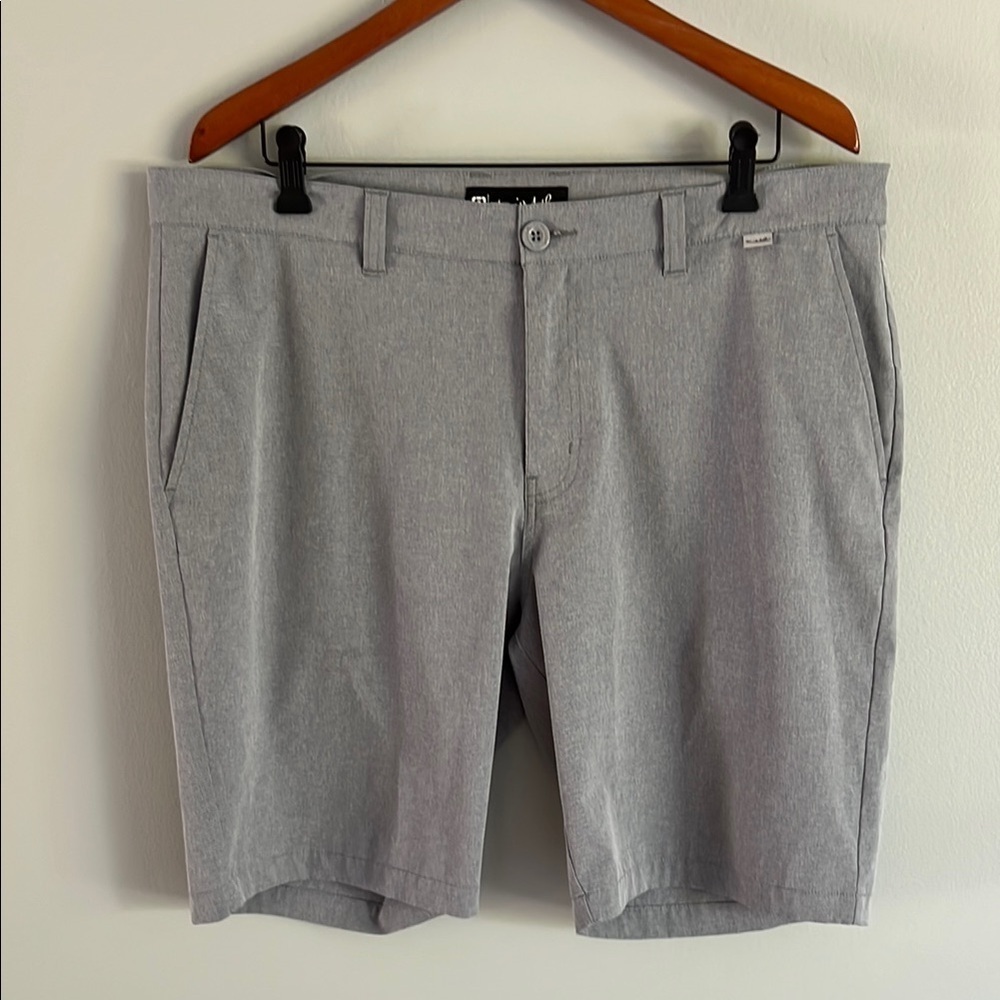 Travis Mathew Men’s Chino Gray Flat Front Golf Shorts Size 40 Waist